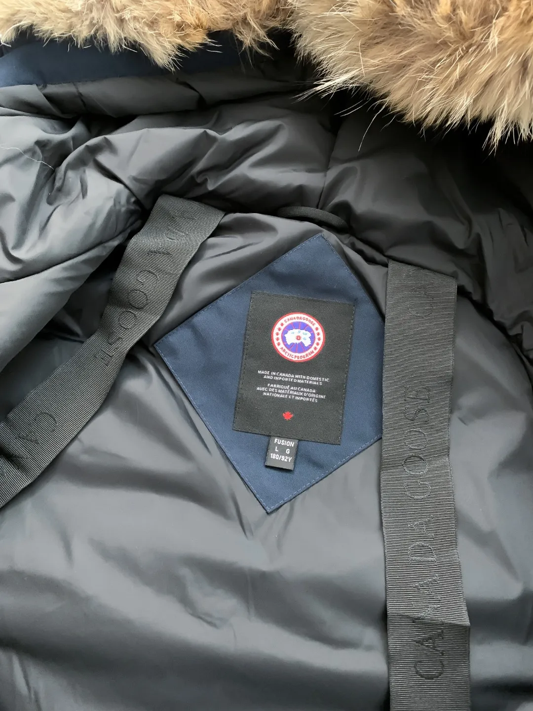 P780 Fake model pictures were taken at home. Colleagues please do not pass them off as stolen pictures! Style number: Y60-🇨🇦CANADA GOOES 24 new styles 08 styles/couple styles Factory direct supply: supplying global purchasing agents, micro-businesses, entities, Tmall, high-end stalls and studio cooperation, free shipping! Canada Goose Expedition Parka 2008 is the same style for men and women. It is mid-length and the most timeless classic. All Arctic and Antarctic scientific expedition teams choose Canada Goose as their cold-proof equipment. It is the Rolls-Royce of down jackets. ➖ Industry-leading anti-counterfeiting chip sensing. ➖ Imported Behringer embroidery machines and customized embroidery labels, the highest level and industry leading. ➖ Imported Korean 21-count polyester-cotton blended original fabric, TC85 waterproof coated fabric, water-repellent, windproof and wear-resistant. ➖ The new national standard 80 white duck down is filled with an average of 520 grams of down. The amount of down filled is industry-leading. ➖ 100% nylon lining with double double-layer sealing design to prevent velvet running, and seamless thread design on the cuffs! ➖ Western Canadian Green Wolf Collar. ➖ Yoshida YKK provides original factory-customized electroplated sliders. YKK two-way lockable zippers are tight and smooth and do not peel off paint. ➖ 3M composite Velcro is durable and the accessories and hardware are all custom-made. Note: Our copywriting is only simple and clear. Instead of bragging about the copywriting, it is better to compare and understand with samples. Only for the purest goose, the most dedicated, the most professional, the highest quality, the highest cost performance! Color: white red blue gray camouflage navy black SIZE:XS-XXL